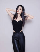 美女演员李沁两套黑色系着装清爽，干净，英气写真美照