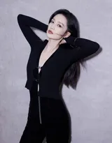 美女演员李沁两套黑色系着装清爽，干净，英气写真美照