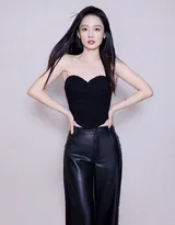 美女演员李沁两套黑色系着装清爽，干净，英气写真美照