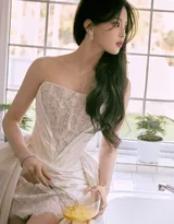 杨超越性感可爱抹胸白裙穿着居家悠闲写真，尽显完美身材白皙大长腿