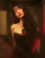 田曦薇夜间暗影灯光下手拿红伞搭配黑色抹胸裙诡异街拍写真图片