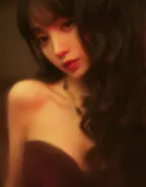 田曦薇夜间暗影灯光下手拿红伞搭配黑色抹胸裙诡异街拍写真图片