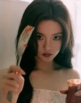 杨超越性感可爱抹胸白裙穿着居家悠闲写真，尽显完美身材白皙大长腿