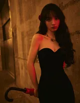 田曦薇夜间暗影灯光下手拿红伞搭配黑色抹胸裙诡异街拍写真图片