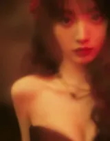 田曦薇夜间暗影灯光下手拿红伞搭配黑色抹胸裙诡异街拍写真图片