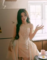 杨超越性感可爱抹胸白裙穿着居家悠闲写真，尽显完美身材白皙大长腿