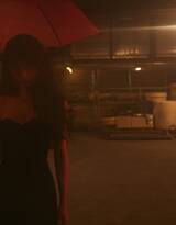 田曦薇夜间暗影灯光下手拿红伞搭配黑色抹胸裙诡异街拍写真图片