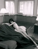 杨超越性感可爱抹胸白裙穿着居家悠闲写真，尽显完美身材白皙大长腿