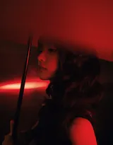 田曦薇夜间暗影灯光下手拿红伞搭配黑色抹胸裙诡异街拍写真图片