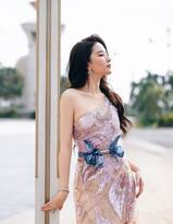 刘亦菲单肩透视粉裙优雅气质街拍美照