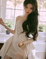 杨超越性感可爱抹胸白裙穿着居家悠闲写真，尽显完美身材白皙大长腿