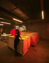 田曦薇夜间暗影灯光下手拿红伞搭配黑色抹胸裙诡异街拍写真图片