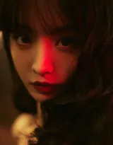 田曦薇夜间暗影灯光下手拿红伞搭配黑色抹胸裙诡异街拍写真图片