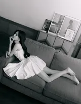 杨超越性感可爱抹胸白裙穿着居家悠闲写真，尽显完美身材白皙大长腿