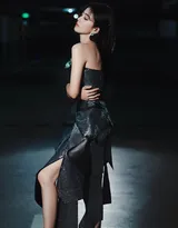 美女白鹿单肩连衣裙礼服停车场写真美照，一别以往风格，尽显冷御凌厉的御姐气质