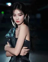 美女白鹿单肩连衣裙礼服停车场写真美照，一别以往风格，尽显冷御凌厉的御姐气质