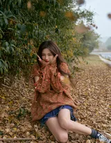 美女杨超越化身满满元气的少女，咖色毛衣叫牛仔短裙走到户外，活力满满，仿若驱散了寒冬
