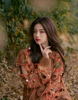 美女杨超越化身满满元气的少女，咖色毛衣叫牛仔短裙走到户外，活力满满，仿若驱散了寒冬