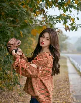 美女杨超越化身满满元气的少女，咖色毛衣叫牛仔短裙走到户外，活力满满，仿若驱散了寒冬