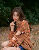 美女杨超越化身满满元气的少女，咖色毛衣叫牛仔短裙走到户外，活力满满，仿若驱散了寒冬