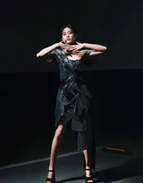 美女白鹿单肩连衣裙礼服停车场写真美照，一别以往风格，尽显冷御凌厉的御姐气质