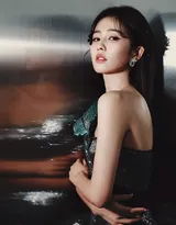 美女白鹿单肩连衣裙礼服停车场写真美照，一别以往风格，尽显冷御凌厉的御姐气质