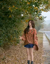 美女杨超越化身满满元气的少女，咖色毛衣叫牛仔短裙走到户外，活力满满，仿若驱散了寒冬