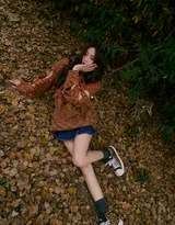 美女杨超越化身满满元气的少女，咖色毛衣叫牛仔短裙走到户外，活力满满，仿若驱散了寒冬