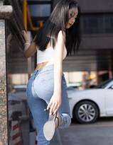 性感气质美女嫩模苏苏紧身白衣牛仔裤穿搭逛街及回家写真，尽显完美曼妙绝美身姿