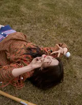 美女杨超越化身满满元气的少女，咖色毛衣叫牛仔短裙走到户外，活力满满，仿若驱散了寒冬