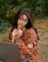 美女杨超越化身满满元气的少女，咖色毛衣叫牛仔短裙走到户外，活力满满，仿若驱散了寒冬