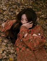 美女杨超越化身满满元气的少女，咖色毛衣叫牛仔短裙走到户外，活力满满，仿若驱散了寒冬