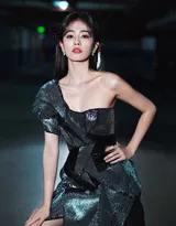 美女白鹿单肩连衣裙礼服停车场写真美照，一别以往风格，尽显冷御凌厉的御姐气质