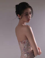 刘诗诗新年写真大片，一袭性感抹胸连衣裙，显超美肩颈线条，展优雅温柔气质