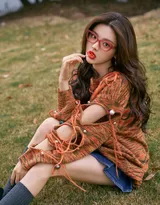 美女杨超越化身满满元气的少女，咖色毛衣叫牛仔短裙走到户外，活力满满，仿若驱散了寒冬