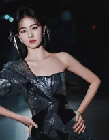 美女白鹿单肩连衣裙礼服停车场写真美照，一别以往风格，尽显冷御凌厉的御姐气质