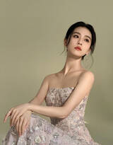 刘诗诗新年写真大片，一袭性感抹胸连衣裙，显超美肩颈线条，展优雅温柔气质