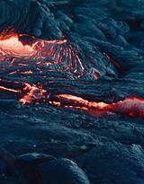 活火山，岩浆，星空，夜晚下的火山岩浆图片