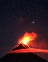 活火山，岩浆，星空，夜晚下的火山岩浆图片