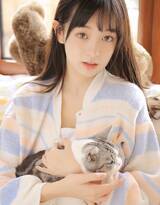 冬天喜欢宅在家里的大眼睛，双眼皮，齐刘海长发睡衣美女和她的可爱猫咪玩偶自拍私房写真照