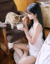 高颜值，齐刘海长发清纯美女一袭白色吊带睡裙居家看书喂猫悠闲私房美照
