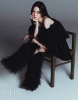 韩国美女柳智敏最新封面照片，黑长直搭配精致韩妆，冷御美人风情万种