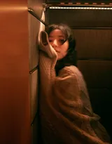 周雨彤2024新春系列写真大片，宽松的针织衣加白色短裤黄色小包，尽显松弛慵懒女神气息