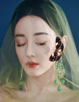迪丽热巴头戴轻纱，身穿绿色连衣礼服裙宛若美神降临，清新淡雅，温婉如诗