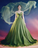 迪丽热巴头戴轻纱，身穿绿色连衣礼服裙宛若美神降临，清新淡雅，温婉如诗