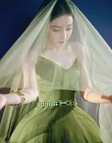 迪丽热巴头戴轻纱，身穿绿色连衣礼服裙宛若美神降临，清新淡雅，温婉如诗