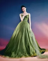 迪丽热巴头戴轻纱，身穿绿色连衣礼服裙宛若美神降临，清新淡雅，温婉如诗