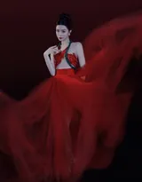 香港女星文咏珊明艳动人红裙礼服超美写真，蛇与花的缠绕，别有一番热情似火般的神秘气质