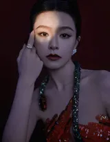 香港女星文咏珊明艳动人红裙礼服超美写真，蛇与花的缠绕，别有一番热情似火般的神秘气质