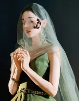 迪丽热巴头戴轻纱，身穿绿色连衣礼服裙宛若美神降临，清新淡雅，温婉如诗